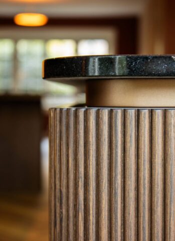 Close-up ronding kookeiland met wave structuur