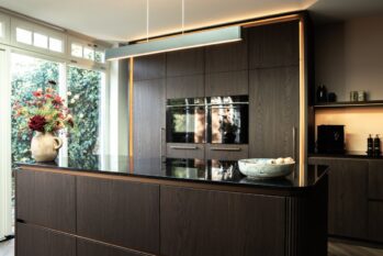 Warme leefkeuken met sfeervolle verlichting