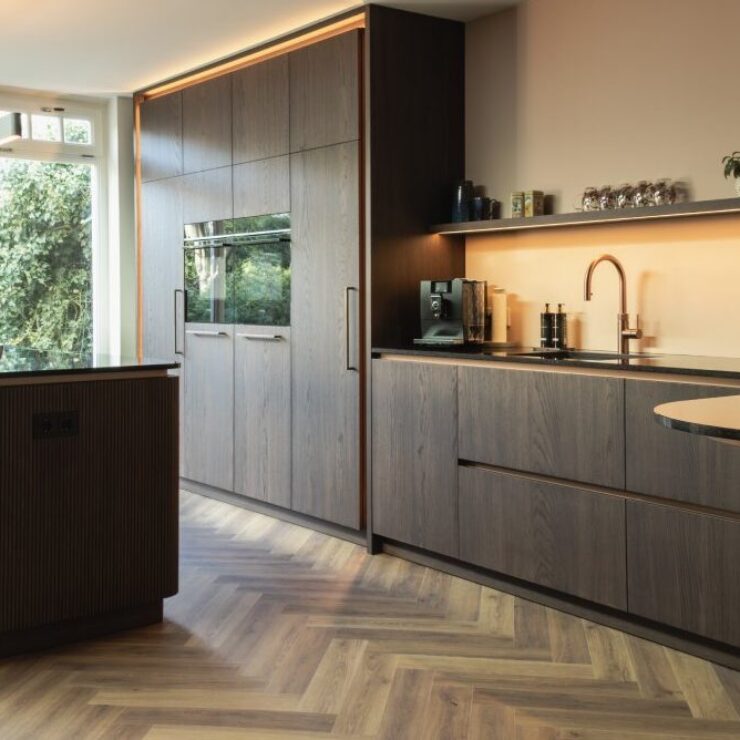 Donkere keuken met verlichting