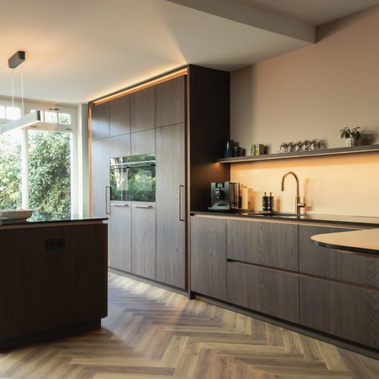 Ruime leefkeuken met warm eiken fineer