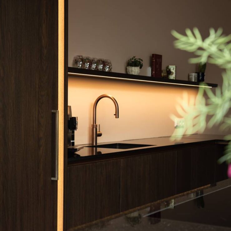 Eiken fineer keuken met sfeervolle verlichting