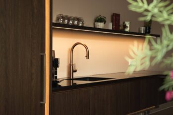 warme keuken met sfeervolle verlichting