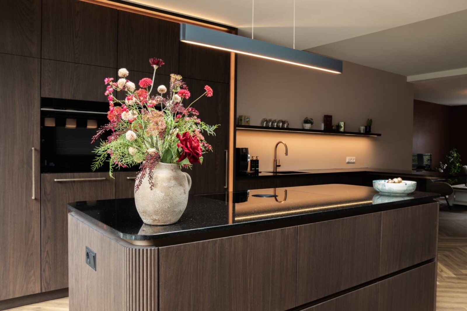 ruime leefkeuken met sfeervolle verlichting