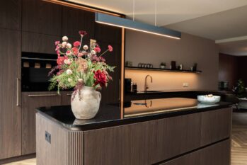 ruime leefkeuken met sfeervolle verlichting