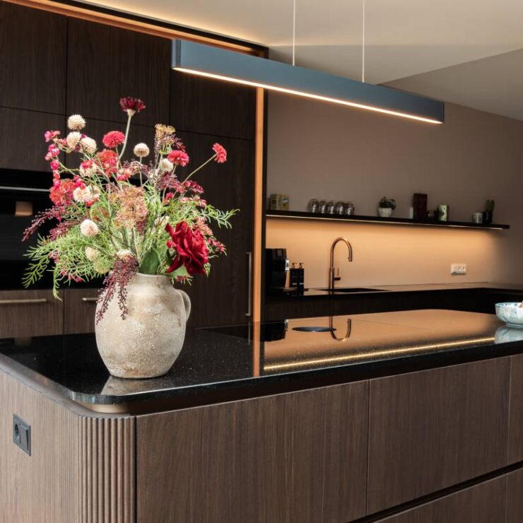 ruime leefkeuken met sfeervolle verlichting