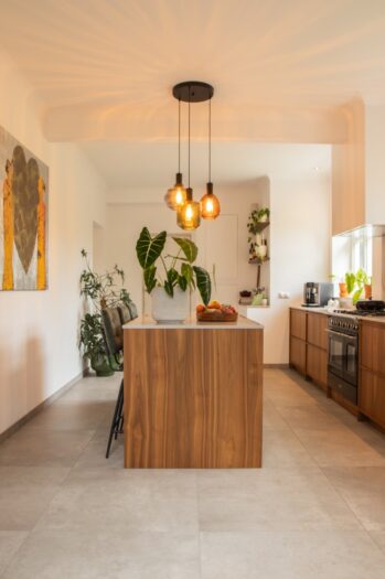 Stijlvolle Japandi keuken van Mennen Keukens + Interieurs met eiland, Mereno Salerno front in notenfineer mismatch kleur