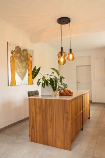 Stijlvolle keuken van Mennen Keukens + Interieurs met eiland, Mereno Salerno front in notenfineer mismatch kleur