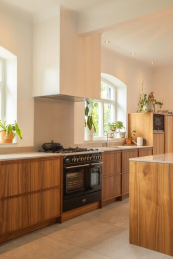 Stijlvolle keuken van Mennen Keukens + Interieurs met klein stukje van eiland, Mereno Salerno front in notenfineer mismatch kleur