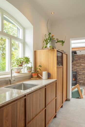 Stijlvolle Japandi keuken van Mennen Keukens + Interieurs, Mereno Salerno front in notenfineer mismatch kleur