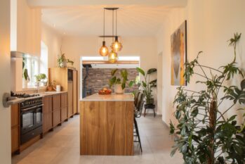 Stijlvolle keuken van Mennen Keukens + Interieurs met eiland en kastenwand, Mereno Salerno front in notenfineer mismatch kleur