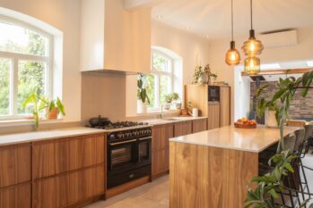 Stijlvolle keuken van Mennen Keukens + Interieurs met eiland, Mereno Salerno front in notenfineer mismatch kleur