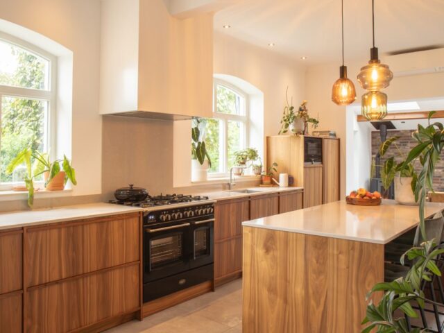 Stijlvolle keuken van Mennen Keukens + Interieurs met eiland, Mereno Salerno front in notenfineer mismatch kleur