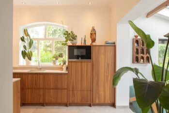 Stijlvolle Japandi keuken van Mennen Keukens + Interieurs, Mereno Salerno front in notenfineer mismatch kleur