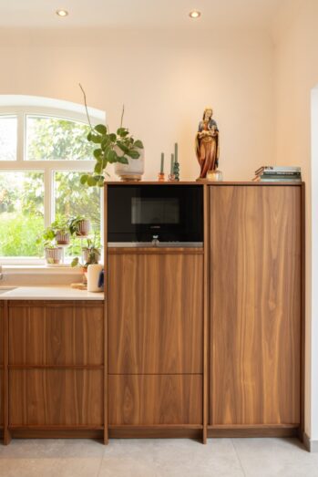 Stijlvolle Japandi keuken van Mennen Keukens + Interieurs met hoge kasten, Mereno Salerno front in notenfineer mismatch kleur