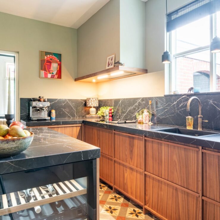 luxe keuken met wijnklimaatkast