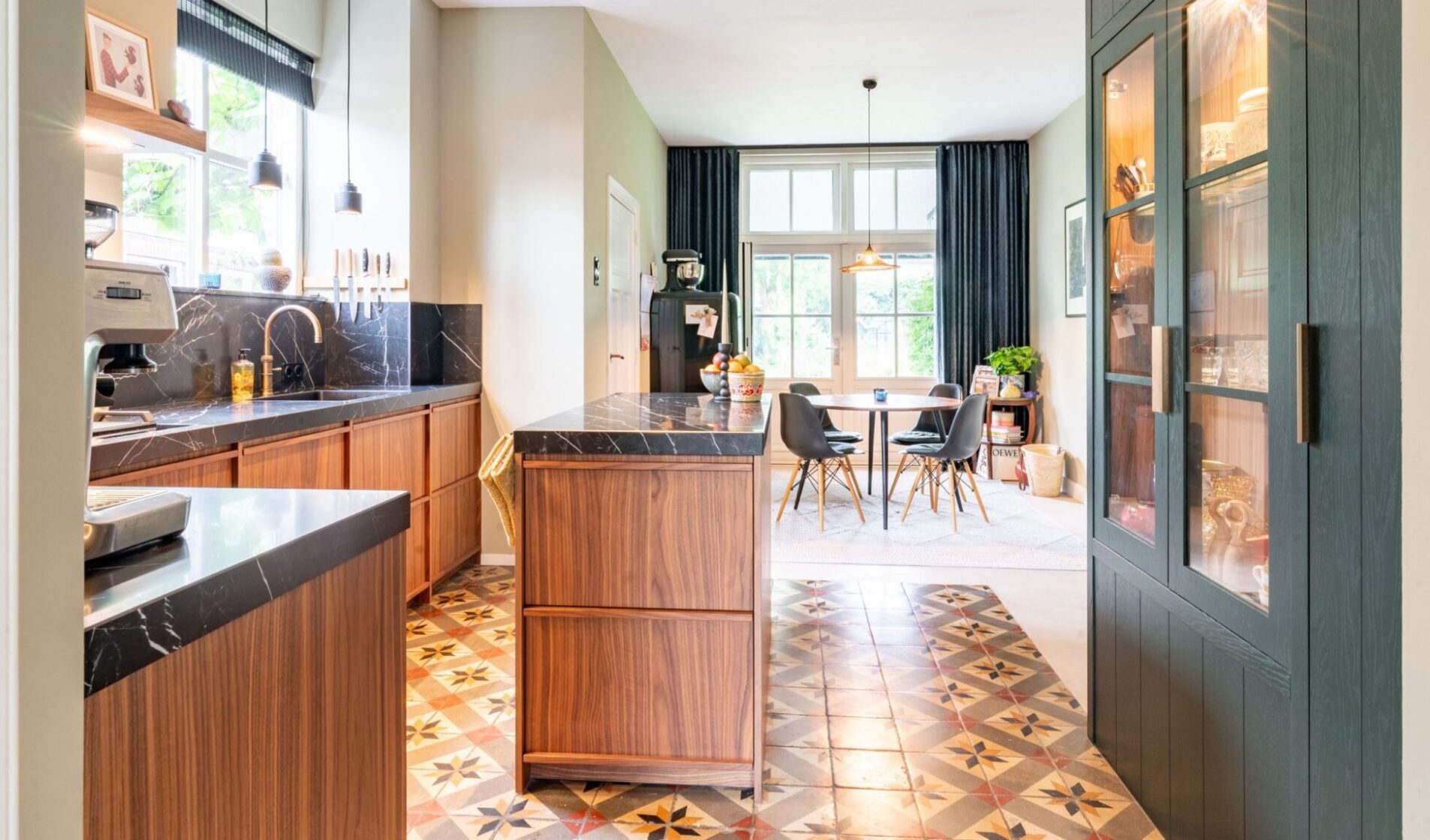 luxe keuken met donkergroene kastenwand