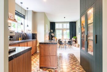 luxe keuken met donkergroene kastenwand