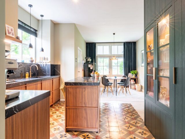 luxe keuken met donkergroene kastenwand