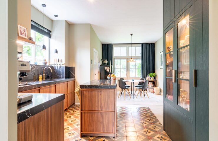 luxe keuken met donkergroene kastenwand