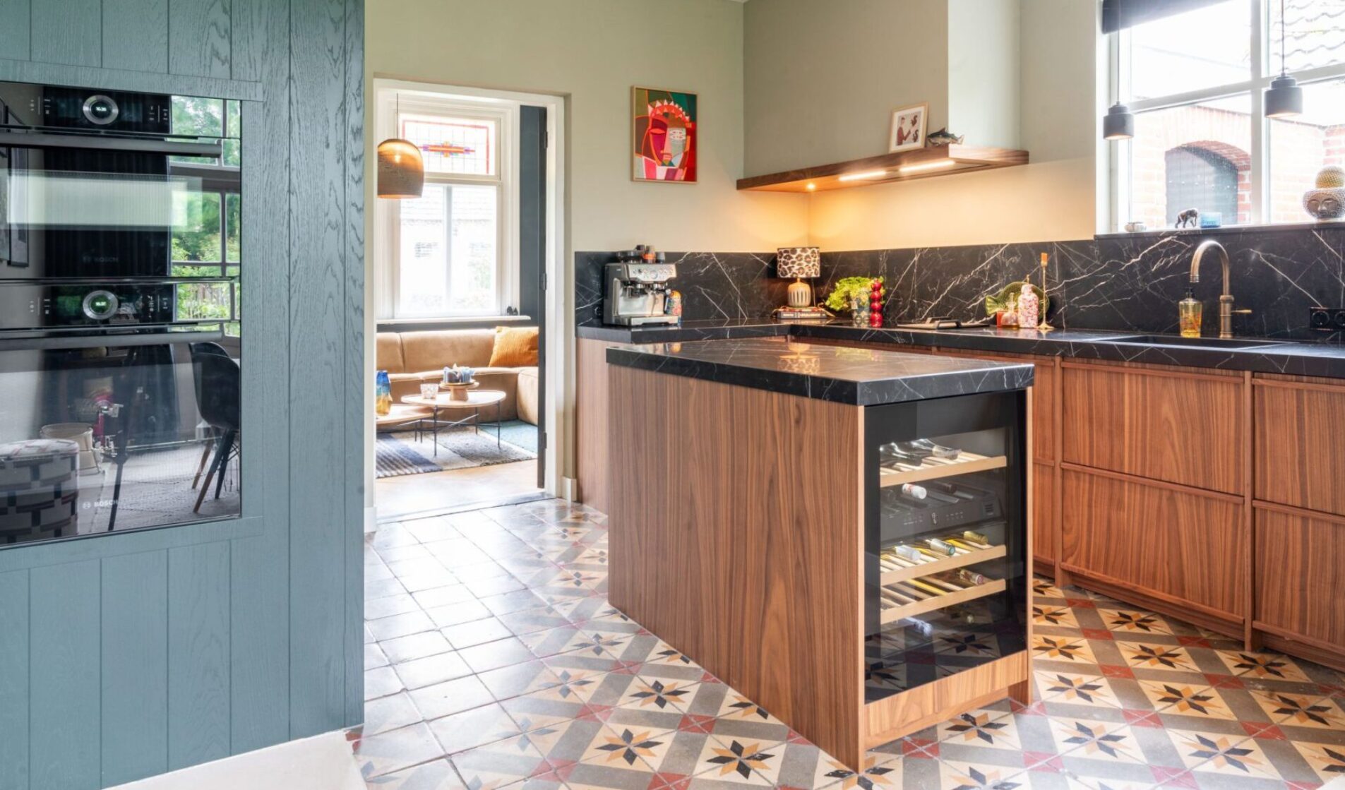 luxe keuken met donkergroene kastenwand