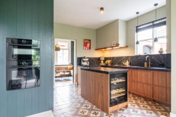 Luxe keuken met donkergroene kastenwand