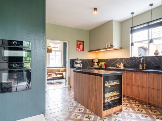 Luxe keuken met donkergroene kastenwand