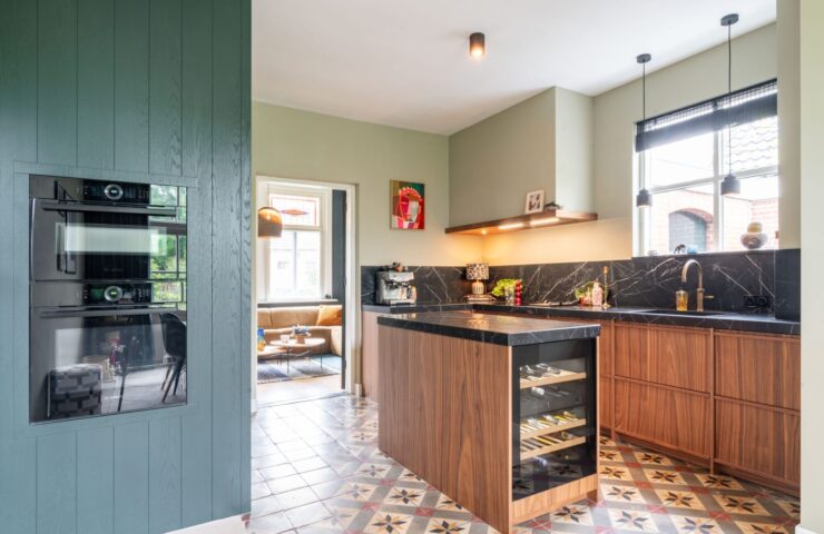 Luxe keuken met donkergroene kastenwand