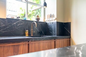 sfeervolle keuken met donker blad