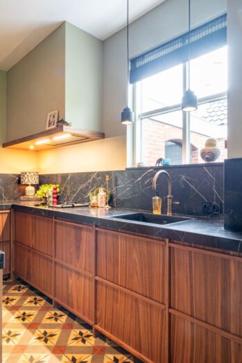 sfeervolle keuken met donker blad
