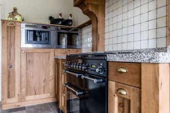 houten keuken met gasfornuis