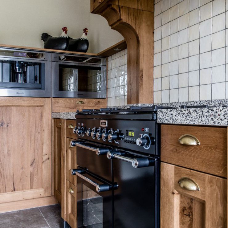 houten keuken met gasfornuis