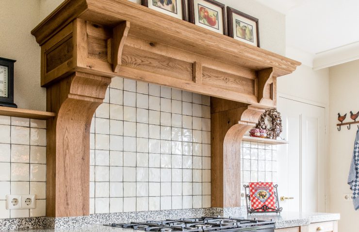 Landelijke keuken met klassieke schouw