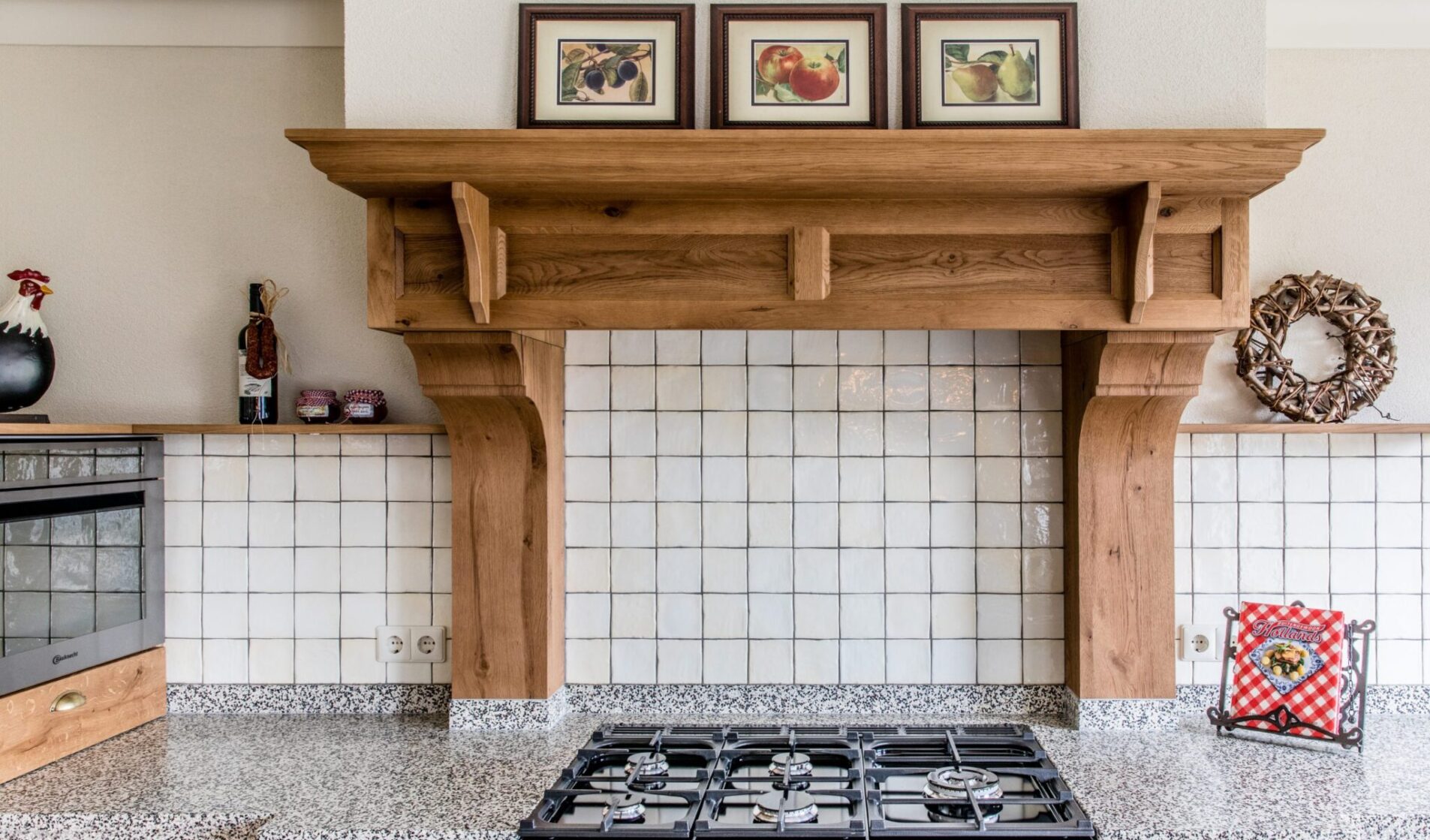 landelijke keuken met ouderwetse schouw