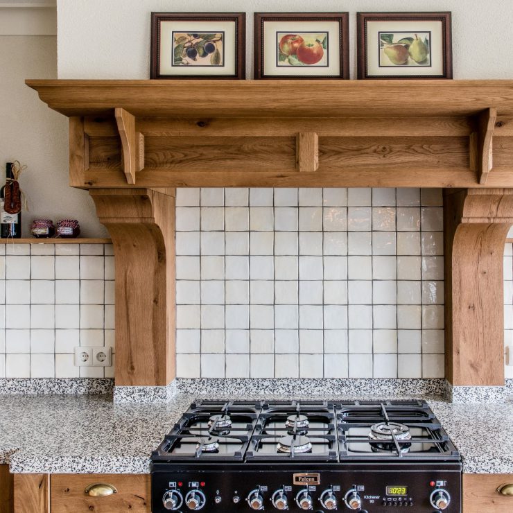 landelijke keuken met klassieke schouw