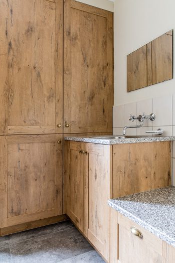landelijke bijkeuken met wasbak