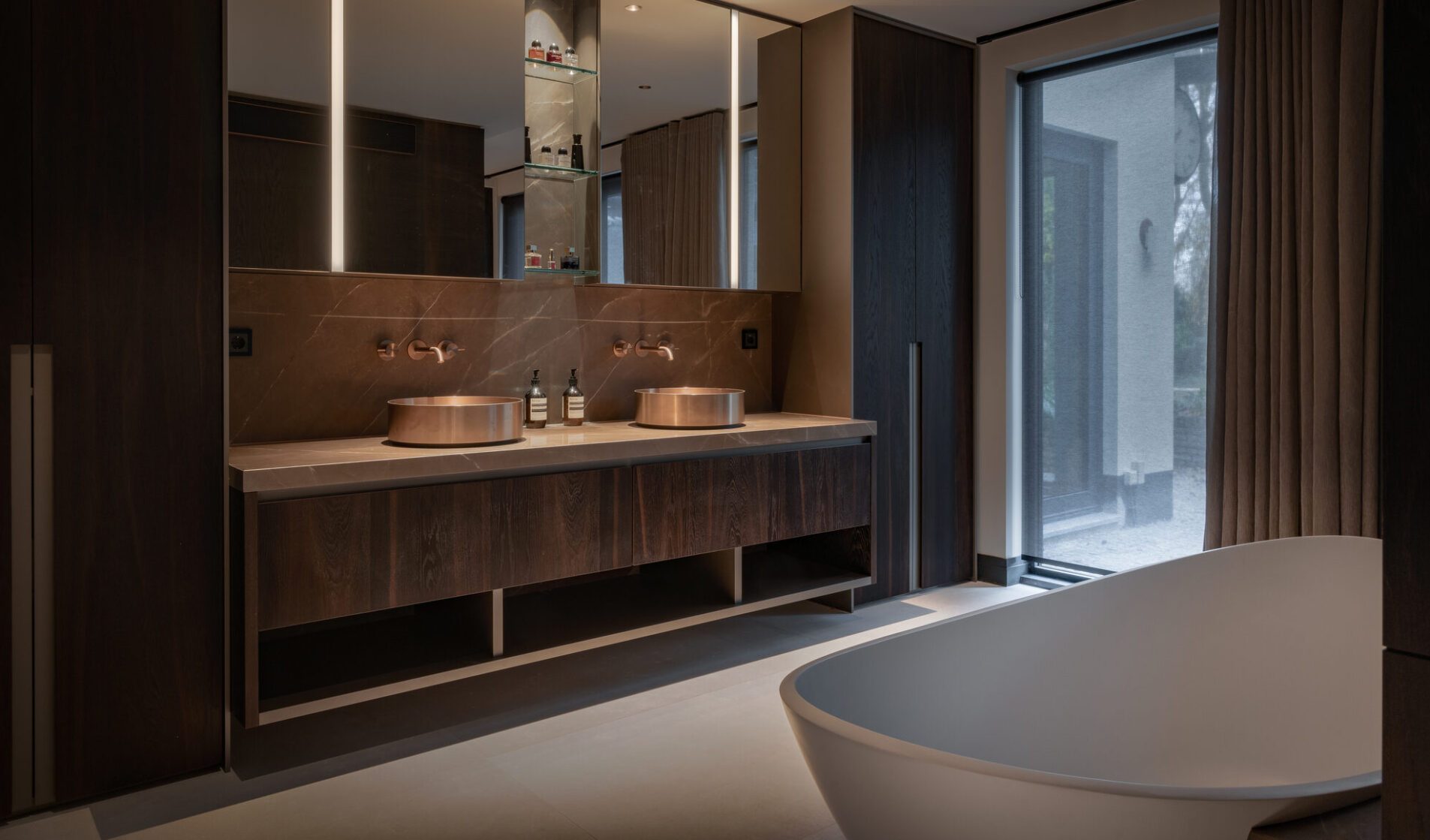 badkamer met luxueus meubel