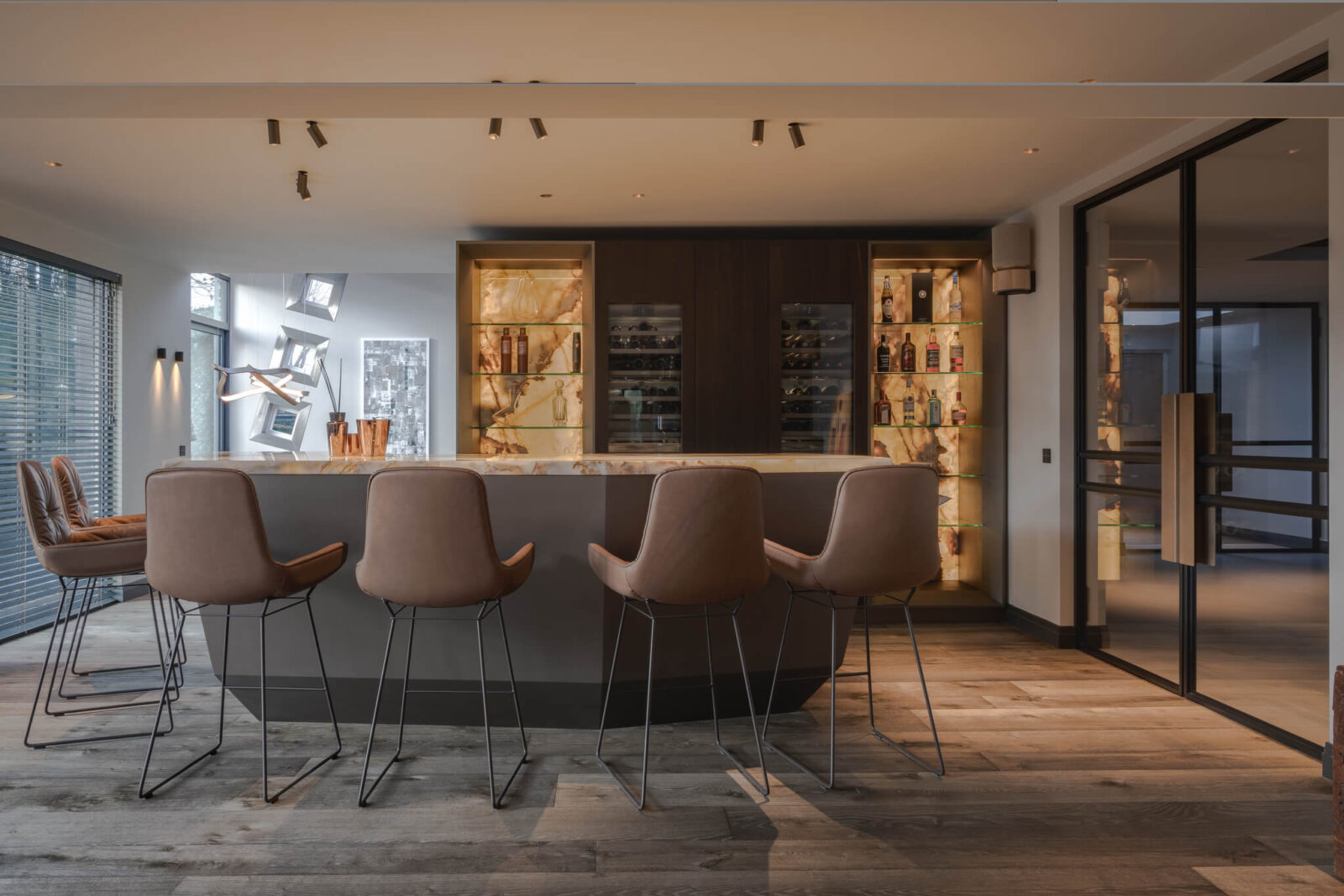 gezellige bar midden in leefruimte