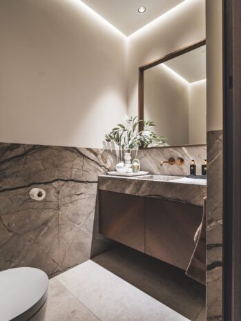 toiletmeubel met licht natuursteen