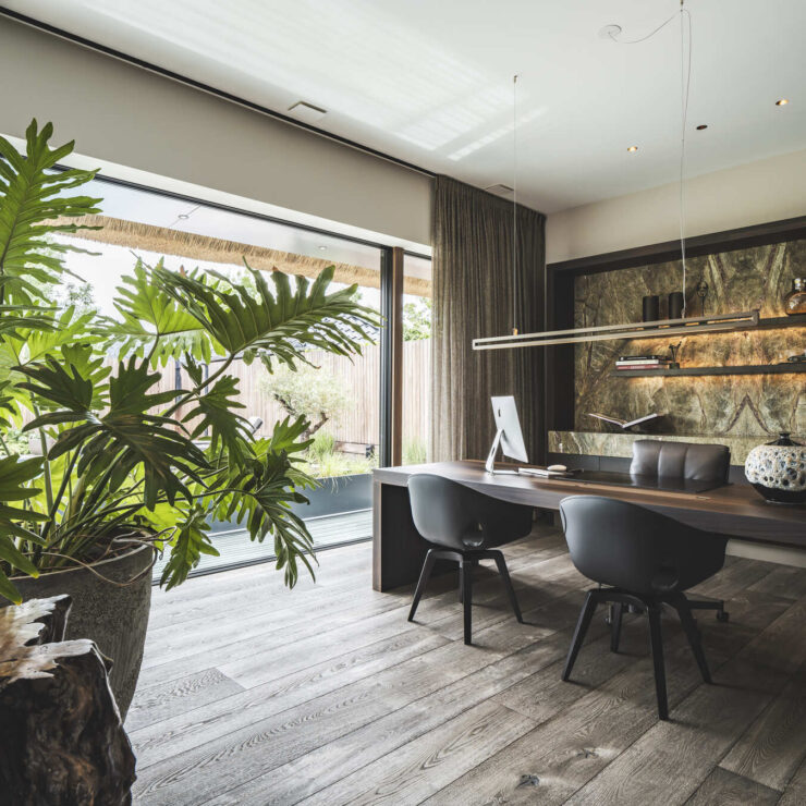 werkkamer met licht natuursteen
