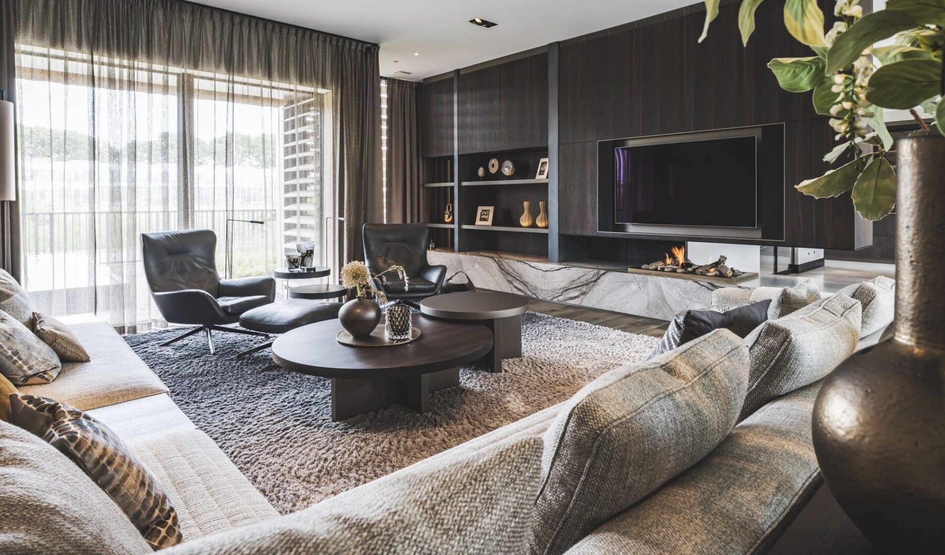 woonkamer met haardmeubel
