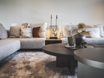woonkamer met ronde salontafels
