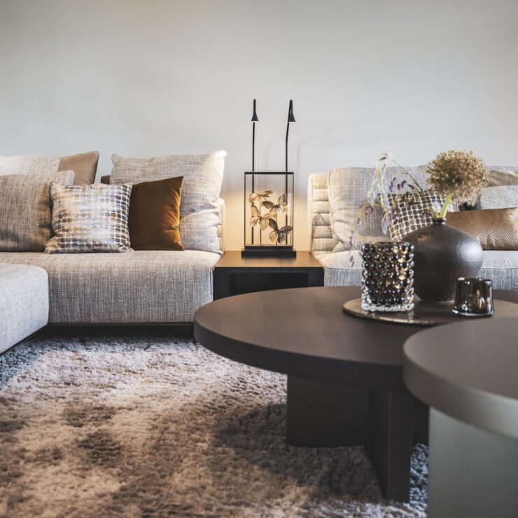 woonkamer met ronde salontafels