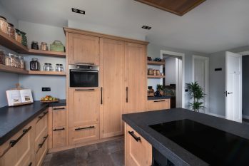 nostalgische keuken met houten fronten
