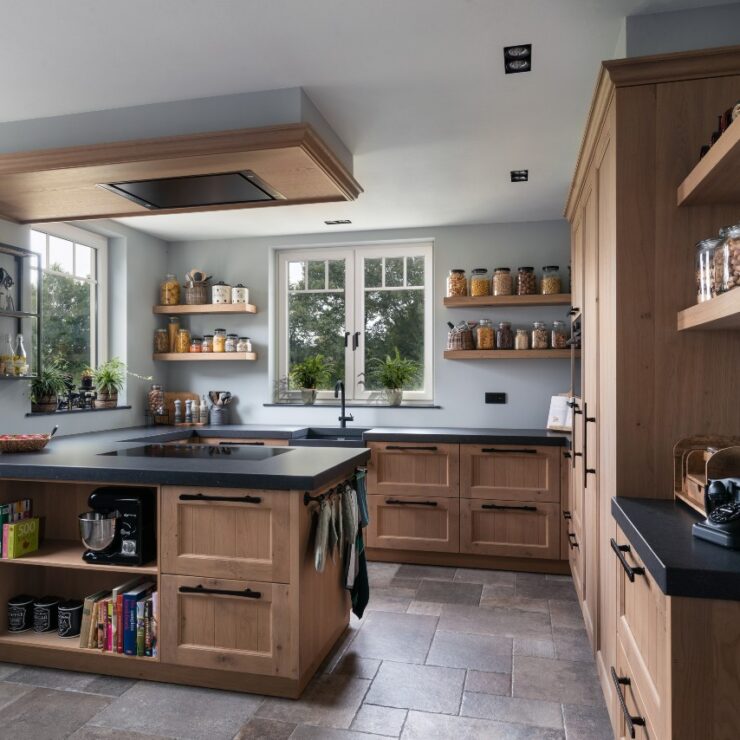 nostalgische keuken met eiken fronten