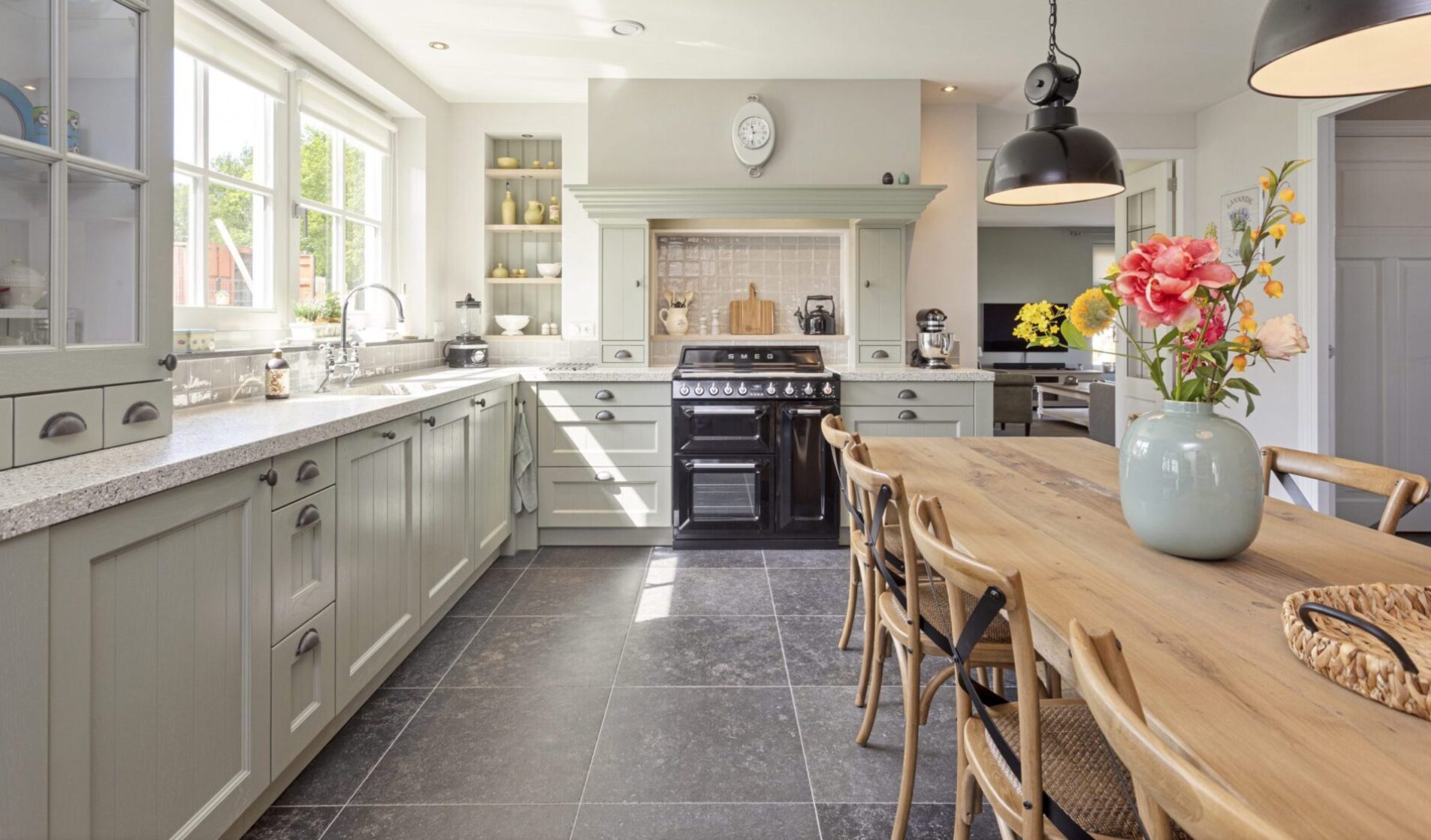 landelijke keuken in grijsgroene kleur