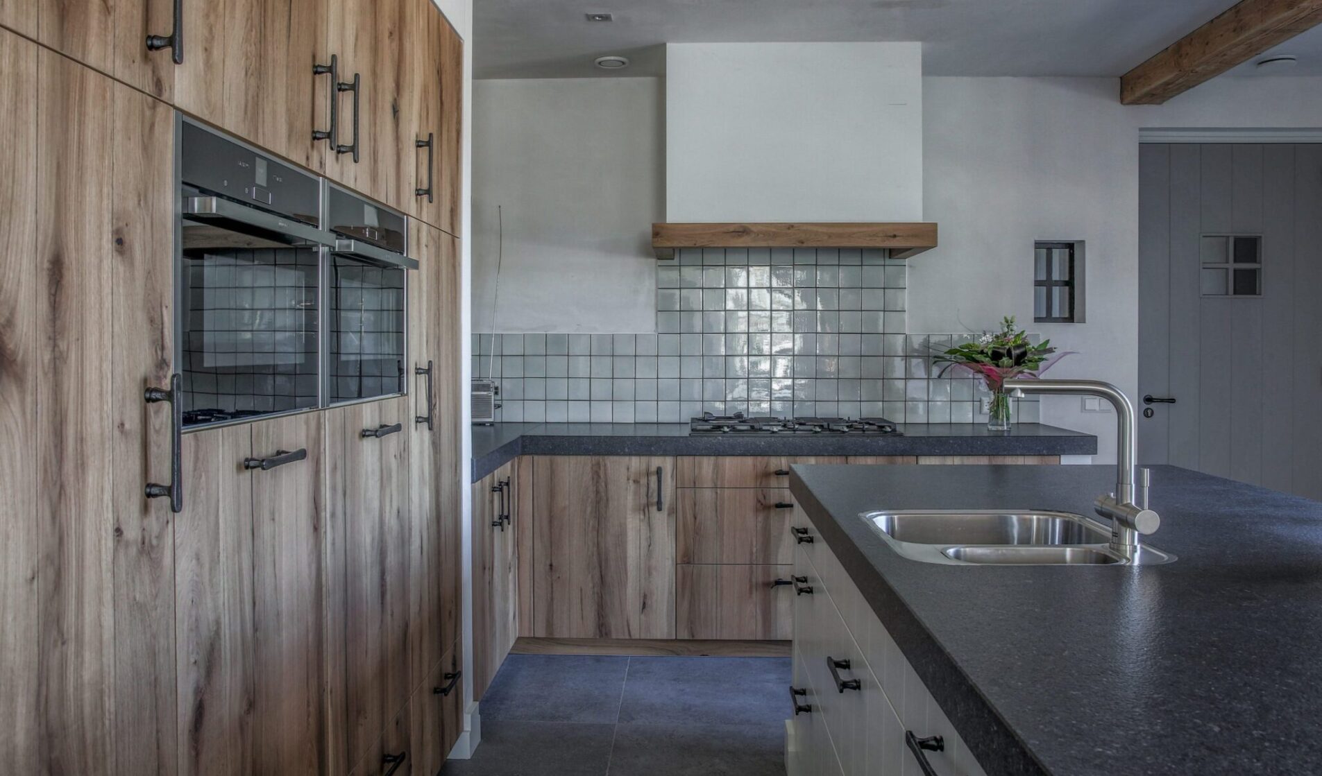 landelijke keuken met tegeltjes