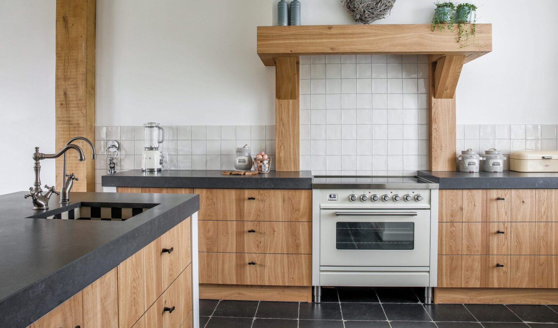 landelijke keuken met schouw