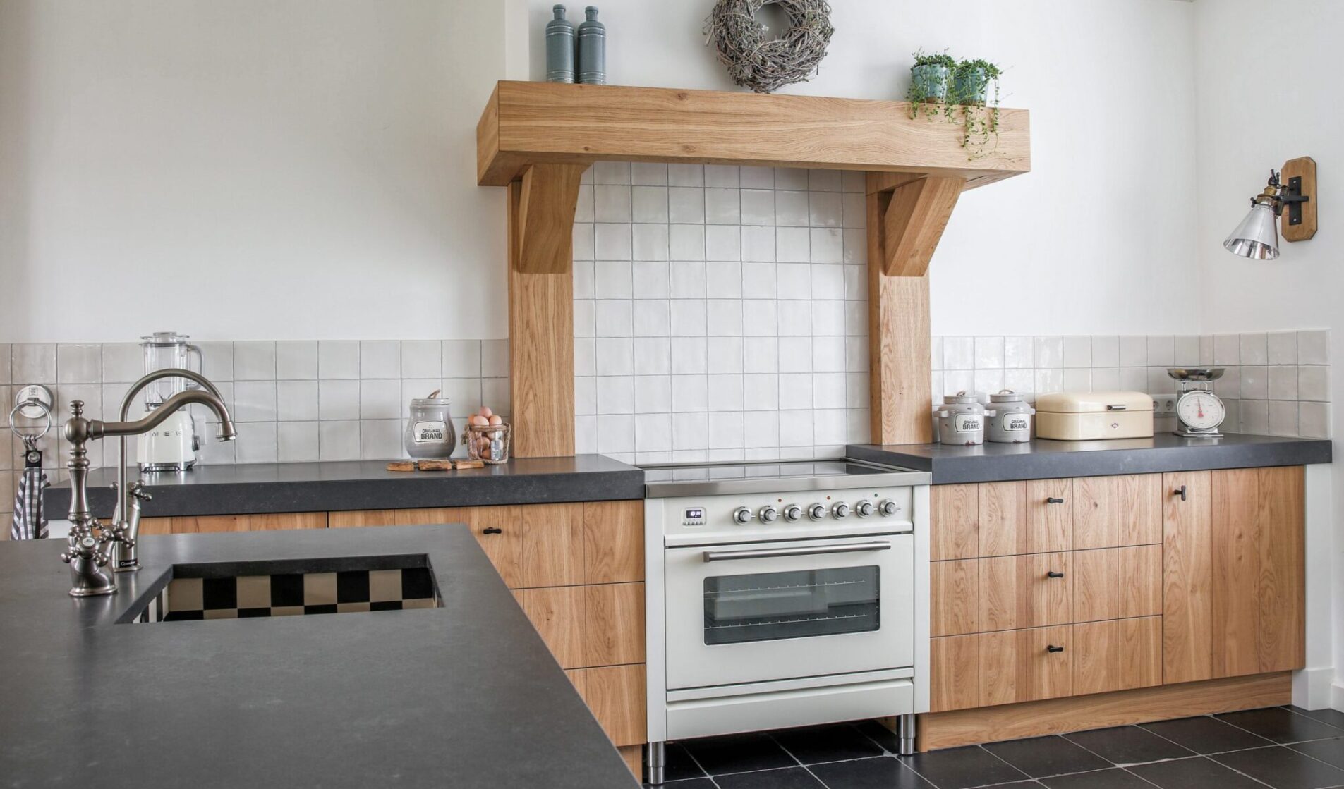 landelijke keuken met houten schouw