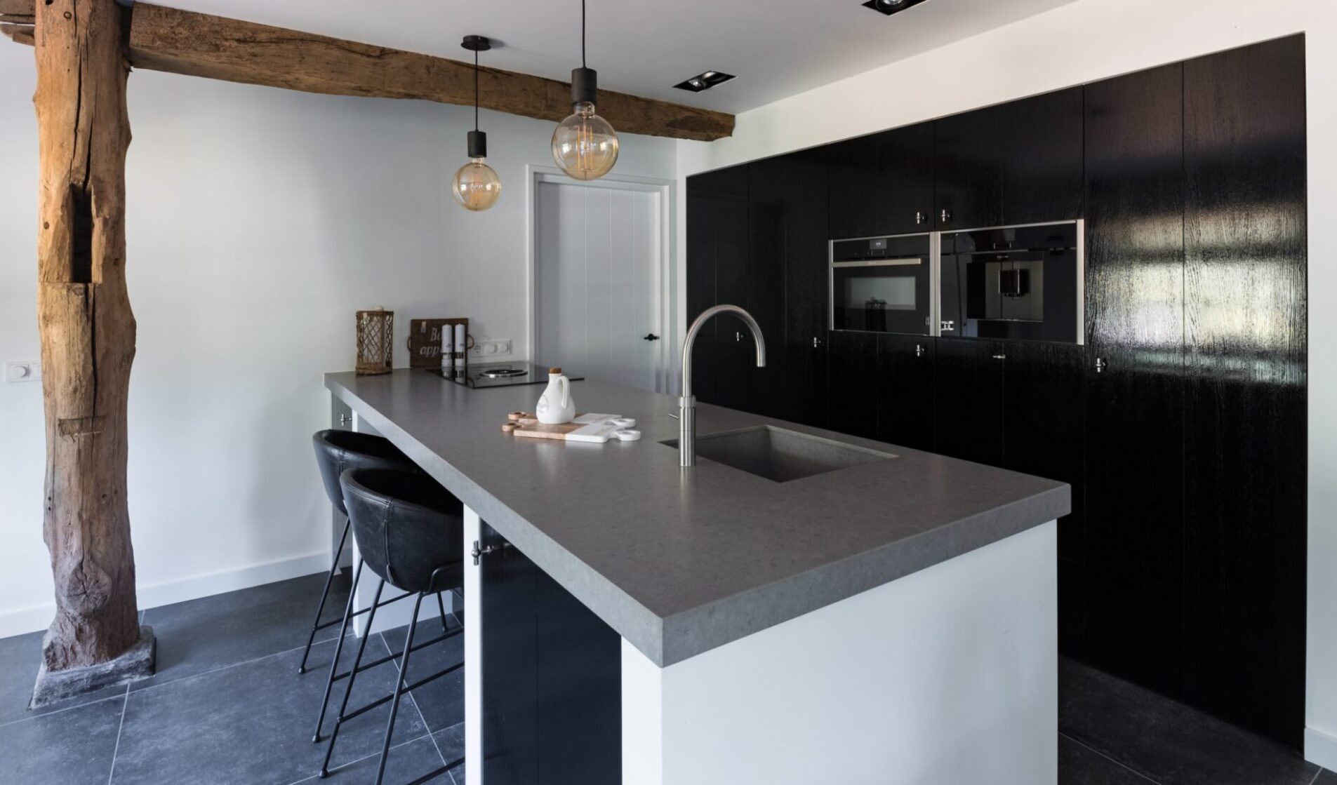 stoere keuken met zwarte kastenwand
