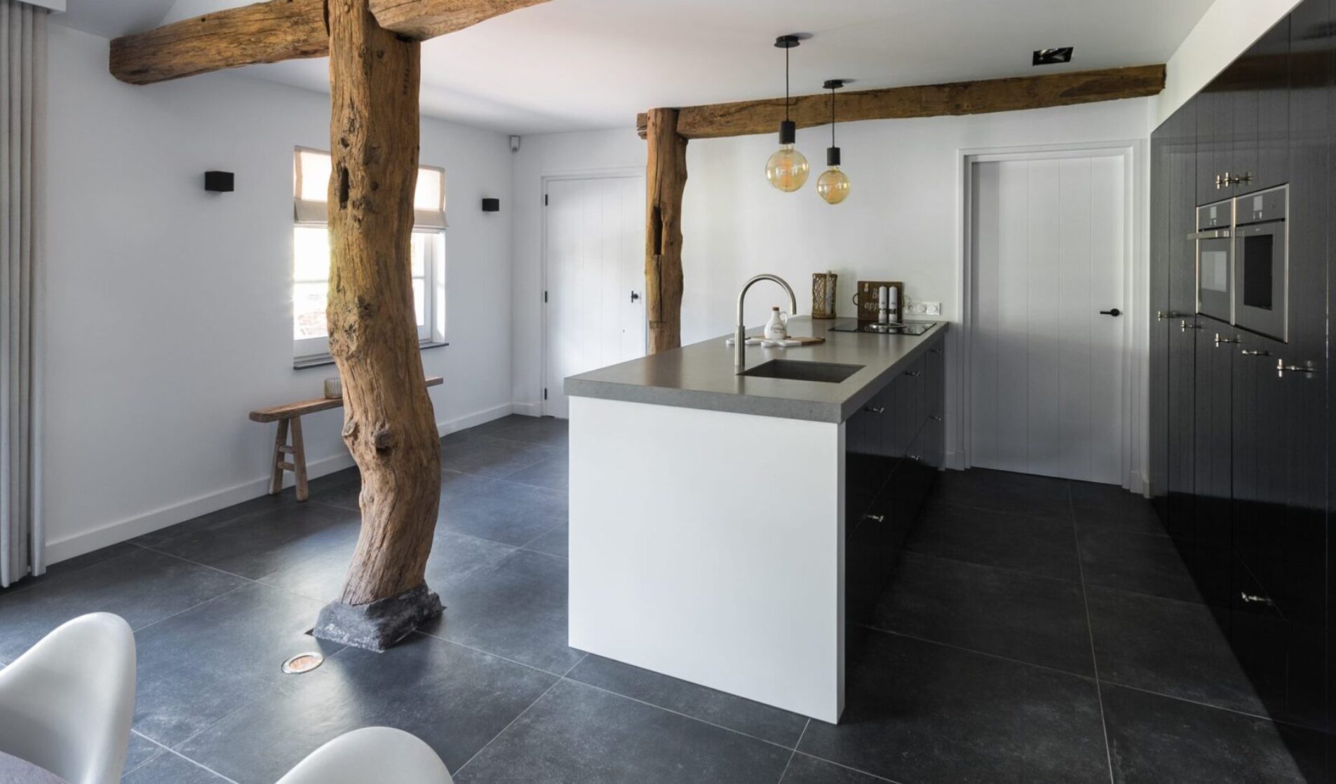 stoere keuken met houten balken
